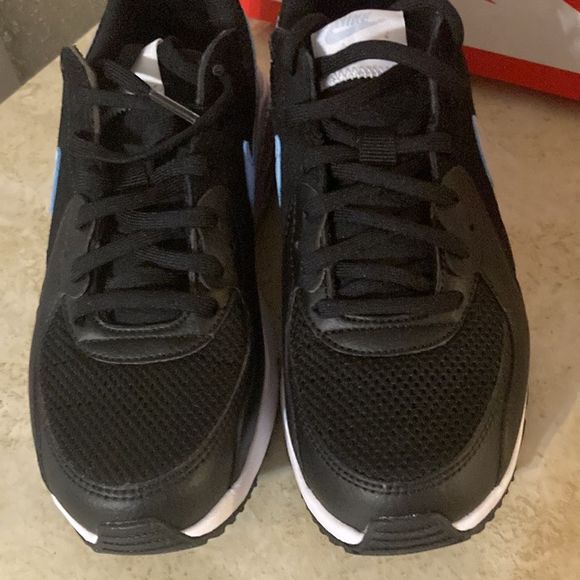 - NWT ladies Nike Air Max Excee athletic shoe in size 6 - Picture 2 of 10